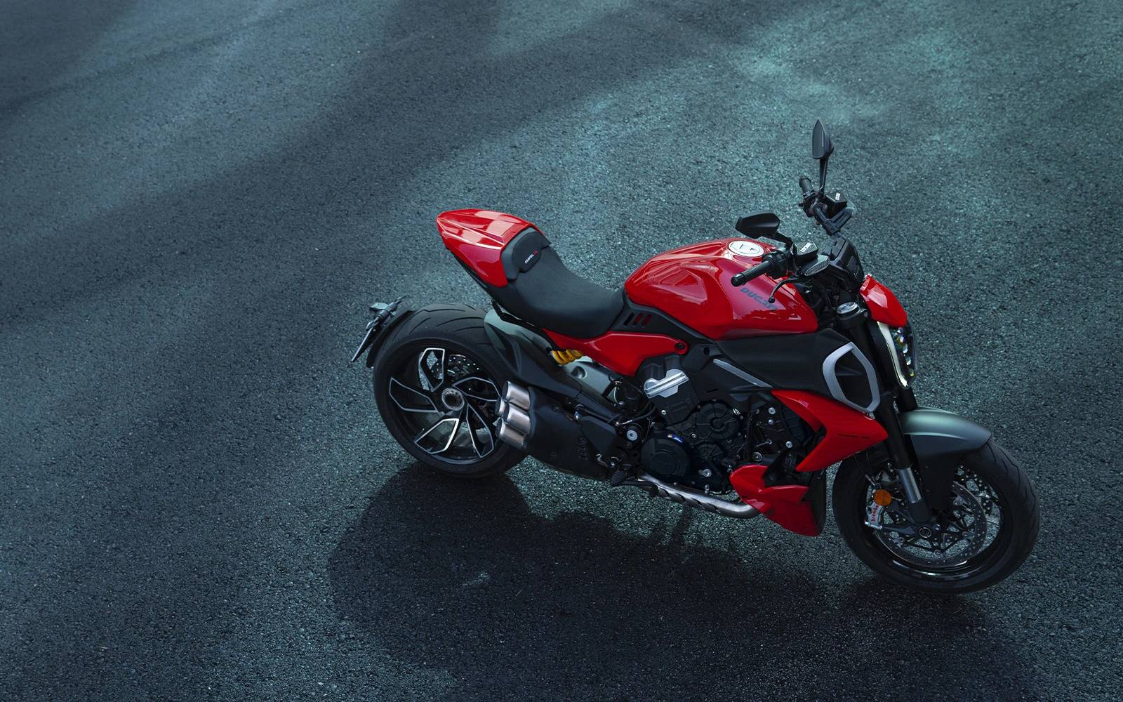 DUCATI LYON Ducati-Diavel-V4-MY23-hero-1600x1000